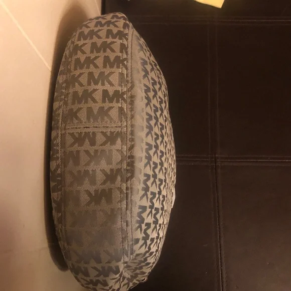 Michael Kors Gray Shoulder Bag with Classic Design - Picture 8 of 14